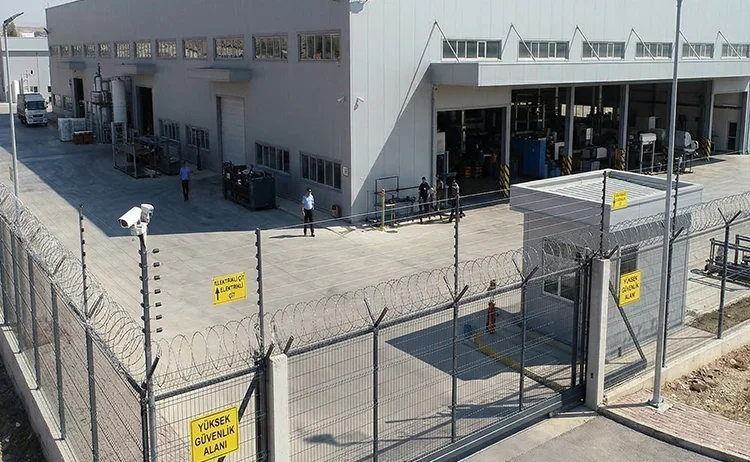 Gaziantep gibi sanayinin yoğun olduğu bir şehirde fabrika ve üretim alanlarının güvenliği, sadece bir tercih değil zorunluluktur. Organize sanayi bölgeleri, depo alanları, üretim tesisleri ve lojistik merkezleri günün her saati aktif olduğu için çevre güvenliği ciddi bir planlama gerektirir. Bu noktada en temel koruma katmanı ise doğru seçilmiş çit sistemleridir.