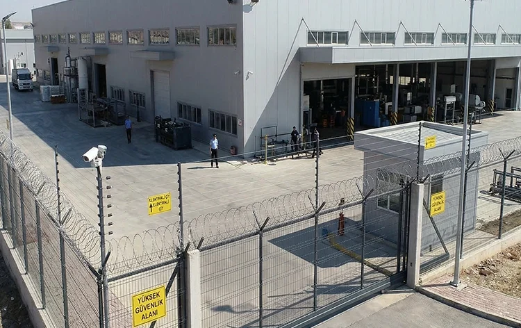 Gaziantep gibi sanayinin yoğun olduğu bir şehirde fabrika ve üretim alanlarının güvenliği, sadece bir tercih değil zorunluluktur. Organize sanayi bölgeleri, depo alanları, üretim tesisleri ve lojistik merkezleri günün her saati aktif olduğu için çevre güvenliği ciddi bir planlama gerektirir. Bu noktada en temel koruma katmanı ise doğru seçilmiş çit sistemleridir.