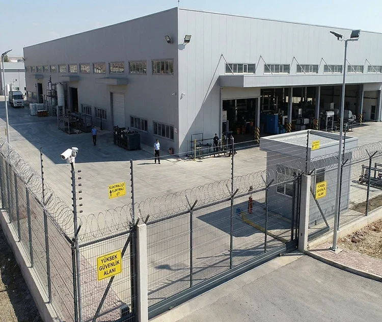 Gaziantep gibi sanayinin yoğun olduğu bir şehirde fabrika ve üretim alanlarının güvenliği, sadece bir tercih değil zorunluluktur. Organize sanayi bölgeleri, depo alanları, üretim tesisleri ve lojistik merkezleri günün her saati aktif olduğu için çevre güvenliği ciddi bir planlama gerektirir. Bu noktada en temel koruma katmanı ise doğru seçilmiş çit sistemleridir.