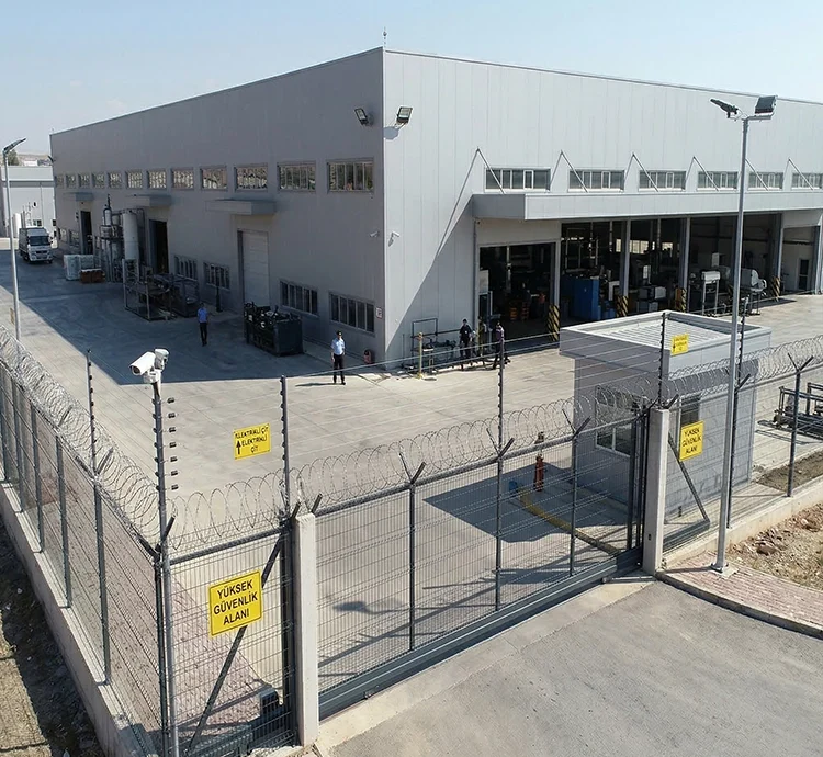 Gaziantep gibi sanayinin yoğun olduğu bir şehirde fabrika ve üretim alanlarının güvenliği, sadece bir tercih değil zorunluluktur. Organize sanayi bölgeleri, depo alanları, üretim tesisleri ve lojistik merkezleri günün her saati aktif olduğu için çevre güvenliği ciddi bir planlama gerektirir. Bu noktada en temel koruma katmanı ise doğru seçilmiş çit sistemleridir.