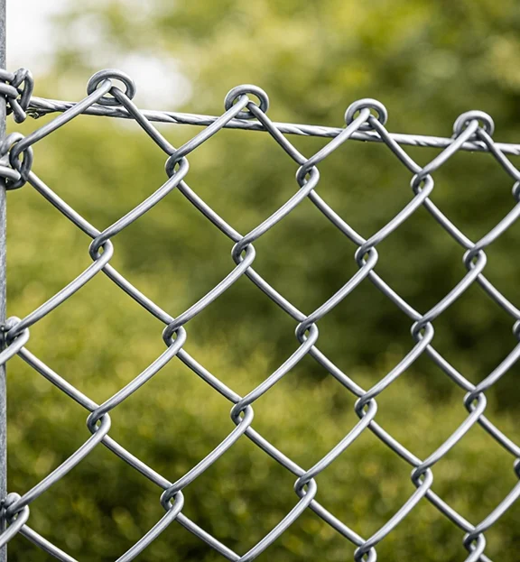 Gaziantep’te açık alanda kullanılan her ürün aynı şartlara dayanamaz. Özellikle yazın kavurucu sıcak, kışın ani değişen hava koşulları, kullanılan malzemenin kalitesini doğrudan ortaya çıkarır. Bu yüzden uzun ömürlü bir çözüm arayanlar için galvanizli tel sistemleri en sağlam seçeneklerden biridir.