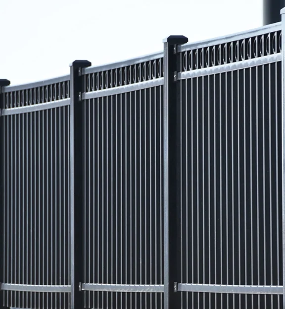 Gaziantep’te bazı alanlar vardır ki, sadece çevrelemek yeterli olmaz. Bu alanlarda asıl ihtiyaç, dışarıdan gelebilecek her türlü riski en baştan engellemektir. Özellikle fabrika sahaları, şantiyeler, depolar ve şehir dışında kalan araziler için güvenlik çitleri sıradan bir uygulama değil, doğrudan bir koruma sistemidir.