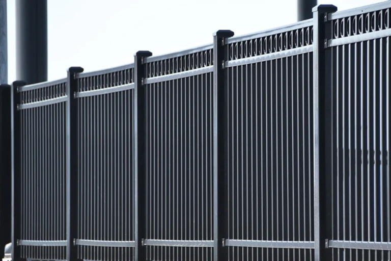 Gaziantep’te bazı alanlar vardır ki, sadece çevrelemek yeterli olmaz. Bu alanlarda asıl ihtiyaç, dışarıdan gelebilecek her türlü riski en baştan engellemektir. Özellikle fabrika sahaları, şantiyeler, depolar ve şehir dışında kalan araziler için güvenlik çitleri sıradan bir uygulama değil, doğrudan bir koruma sistemidir.