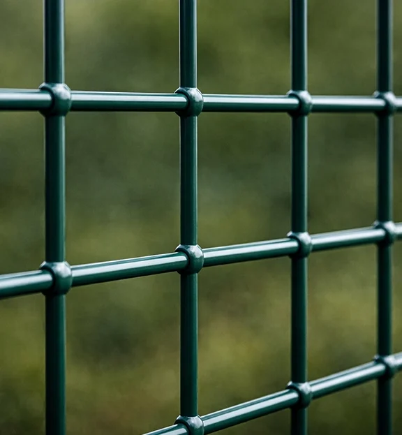 Gaziantep’te bazı uygulamalar vardır ki, klasik tel çözümleri yeterli olmaz. Özellikle düzenli, ölçülü ve daha sağlam bir tel yapısı gereken alanlarda tercih edilen PVC kaplı puntalı tel, hem dayanıklılığı hem de düzgün formu ile öne çıkan özel bir üründür.