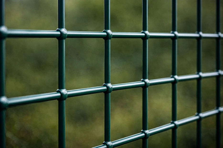 Gaziantep’te bazı uygulamalar vardır ki, klasik tel çözümleri yeterli olmaz. Özellikle düzenli, ölçülü ve daha sağlam bir tel yapısı gereken alanlarda tercih edilen PVC kaplı puntalı tel, hem dayanıklılığı hem de düzgün formu ile öne çıkan özel bir üründür.