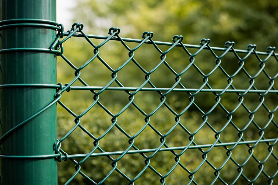 Gaziantep’te bir alanı çevrelemek istediğinizde karşınıza birçok seçenek çıkar. Ancak bazı durumlarda hem dayanıklı hem de göze hoş gelen bir çözüm bulmak zor olabilir. İşte tam bu noktada PVC kaplı tel sistemleri devreye girer ve pratik bir çözüm sunar.