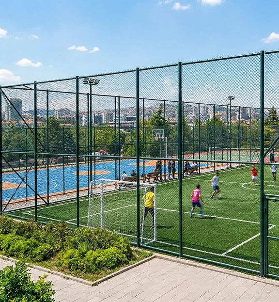 Gaziantep’te spor alanlarının güvenli, düzenli ve uzun ömürlü olması için kullanılan en önemli sistemlerden biri spor sahası çit sistemleri çözümleridir. Çünkü spor sahaları, diğer alanlara göre çok daha yoğun kullanıma ve darbelere maruz kalır.