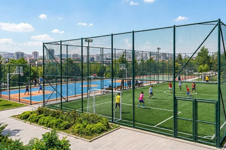 Gaziantep’te spor alanlarının güvenli, düzenli ve uzun ömürlü olması için kullanılan en önemli sistemlerden biri spor sahası çit sistemleri çözümleridir. Çünkü spor sahaları, diğer alanlara göre çok daha yoğun kullanıma ve darbelere maruz kalır.