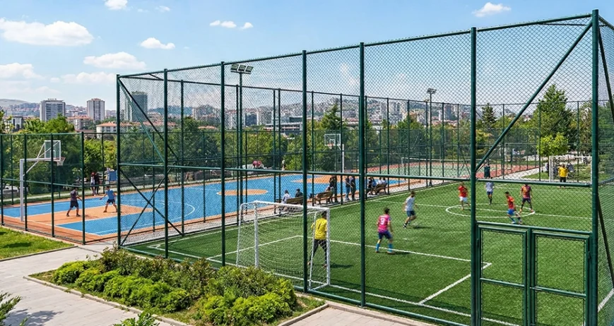 Gaziantep’te spor alanlarının güvenli, düzenli ve uzun ömürlü olması için kullanılan en önemli sistemlerden biri spor sahası çit sistemleri çözümleridir. Çünkü spor sahaları, diğer alanlara göre çok daha yoğun kullanıma ve darbelere maruz kalır.