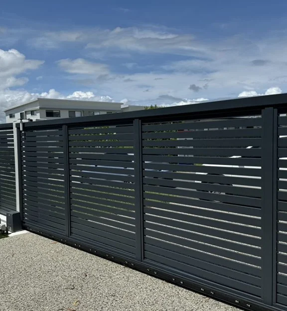 Gaziantep’te bahçe, villa, arsa, bağ evi ya da işletme girişi planlanırken en çok zorlanılan konulardan biri kapının nasıl açılacağıdır. Özellikle dar girişlerde, eğimli zeminlerde ya da araç giriş çıkışının sık olduğu alanlarda klasik menteşeli kapılar her zaman ideal sonuç vermez. İşte bu noktada sürgülü bahçe kapısı çözümleri devreye girer ve hem kullanım kolaylığı hem de güvenlik açısından ciddi avantaj sağlar.