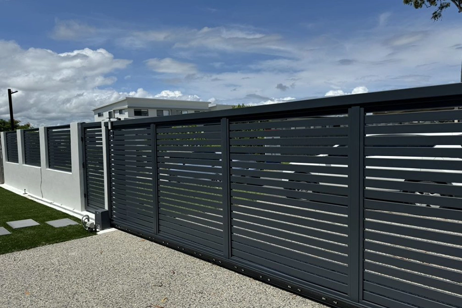 Gaziantep’te bahçe, villa, arsa, bağ evi ya da işletme girişi planlanırken en çok zorlanılan konulardan biri kapının nasıl açılacağıdır. Özellikle dar girişlerde, eğimli zeminlerde ya da araç giriş çıkışının sık olduğu alanlarda klasik menteşeli kapılar her zaman ideal sonuç vermez. İşte bu noktada sürgülü bahçe kapısı çözümleri devreye girer ve hem kullanım kolaylığı hem de güvenlik açısından ciddi avantaj sağlar.